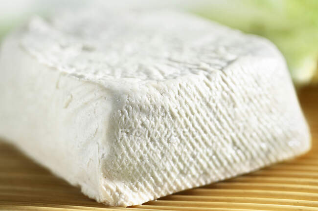 Тесто тофу на бамбуковом коврике — стоковое фото