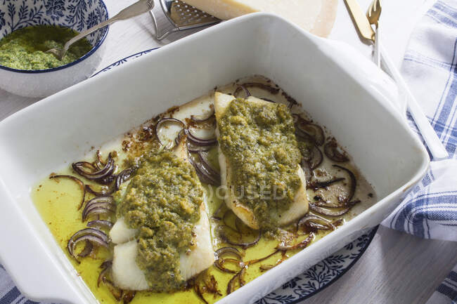 Zander fillet with a pesto crust on red onions — Stock Photo