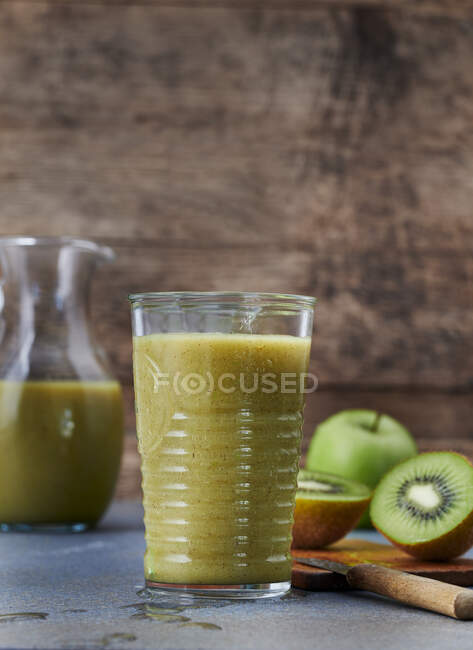 Um kiwi verde, alface e smoothie de maçã — Fotografia de Stock