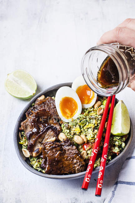 Thai-Brokkoli-Reis mit würzigem Dressing, Eiern und Rindfleisch — Stockfoto