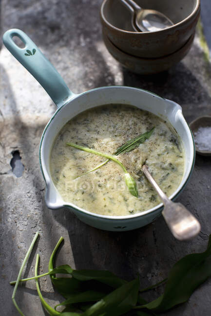 Картопляний суп з диким часником — стокове фото