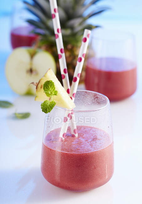 Beetroot and pineapple smoothie — Stock Photo