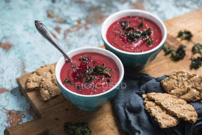 Creamy potato and beetroot soup with chia seeds and crispy fried green kale — Stock Photo