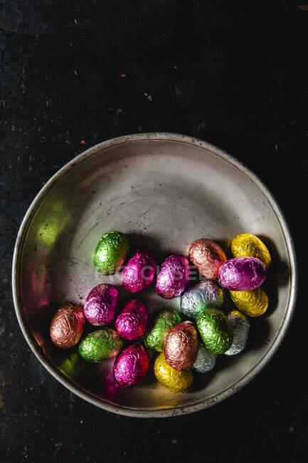 Ovos de chocolate embrulhados em papel alumínio brilhante — Fotografia de Stock