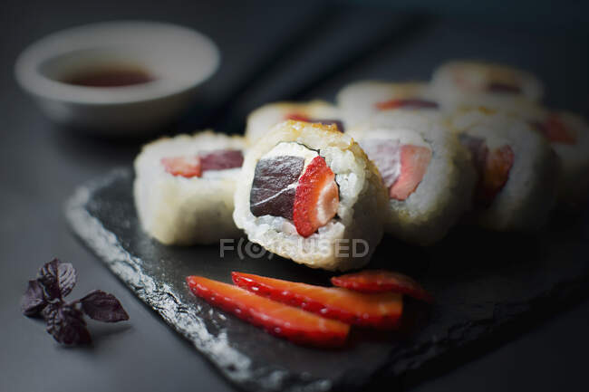 Rouleau de sushi avec fraise, thon et fromage à la crème, sucre de cristal de frai sur le dessus — Photo de stock