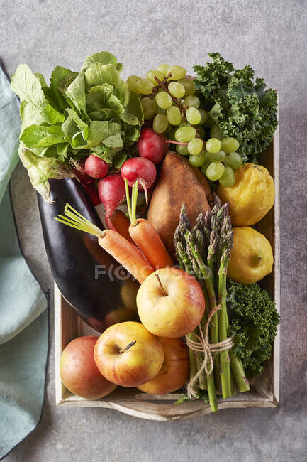 Сезонний органічний фруктово-овочевий кошик — стокове фото