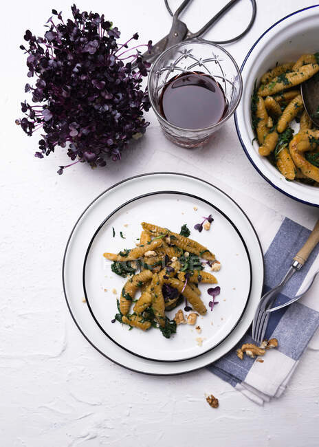 Vegan sweet potato noodles with spinach and walnuts — Stock Photo