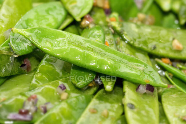 Mange tout with an onion dressing — Stock Photo