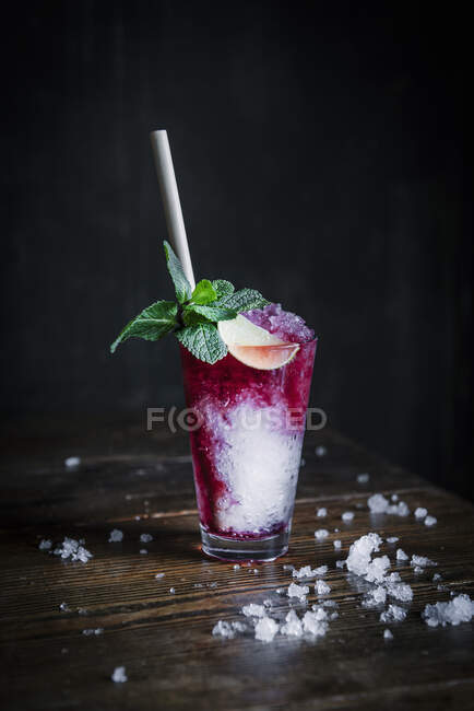 Grenadine and Tonic cocktail with lime and mint leaves — Stock Photo