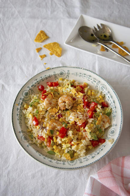 Salada de arroz com camarões e nachos, vista superior — Fotografia de Stock