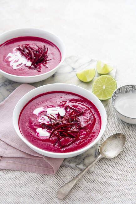 Vegan beetroot and coconut soup with lime, chili and coconut yoghurt — Stock Photo