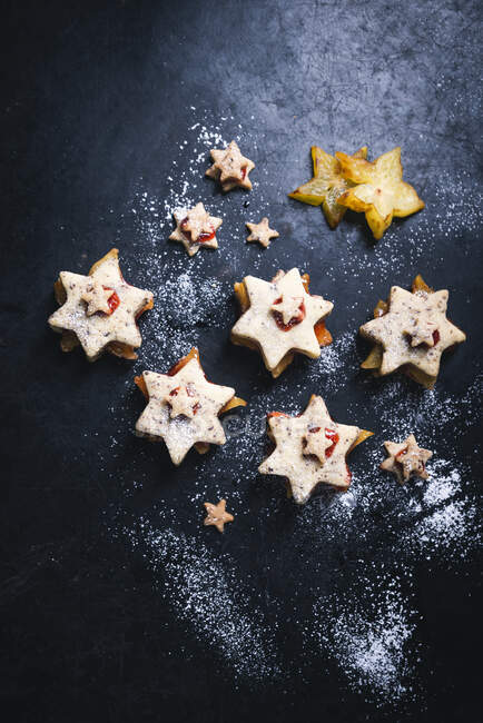 Печиво з веганського мигдалю, наповнене зірками та варенням — стокове фото