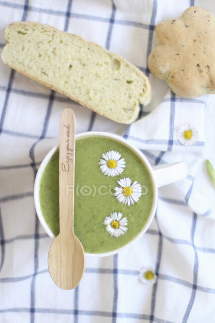 Wild garlic soup with daisies and white bread — Stock Photo