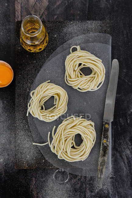 Primo piano colpo di deliziosi spaghetti freschi fatti in casa — Foto stock