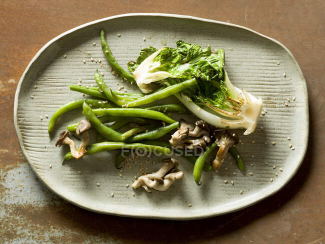Haricots verts avec laitue poêlée et champignons — Photo de stock