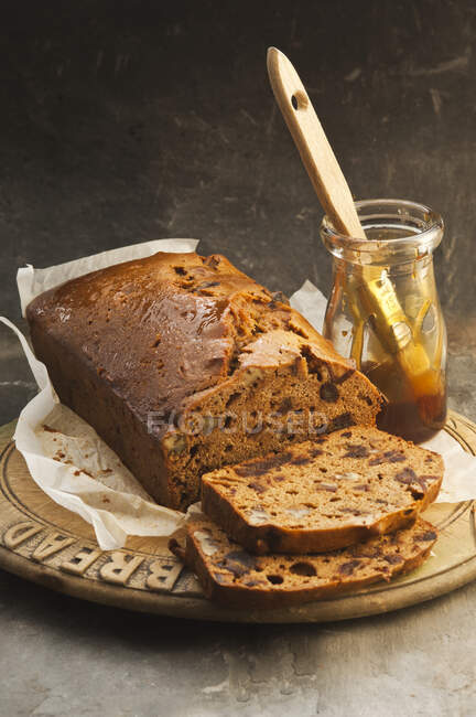 Malt fruit and date loaf — Stock Photo