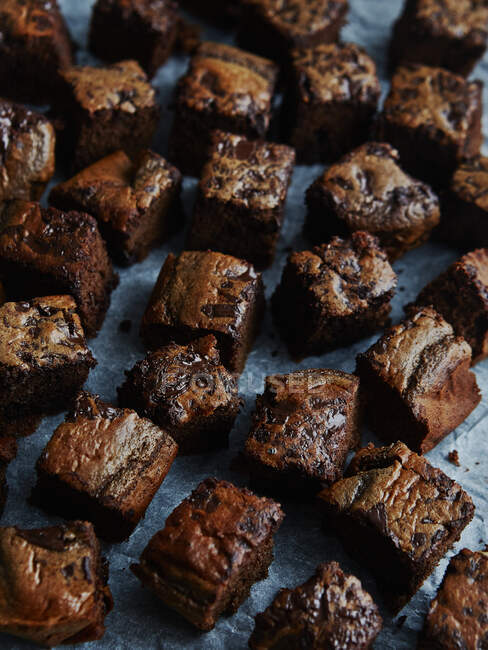 Paléo Brownies sur papier cuisson — Photo de stock