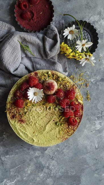 Vegan raw cashew cake with berries, coconut butter and coconut milk, and base made of almonds, dates and with raspberries — Stock Photo