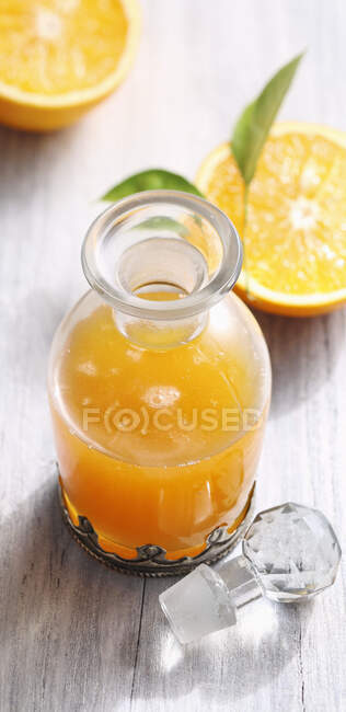 Hausgemachter Orangensirup mit frischen Früchten — Stockfoto