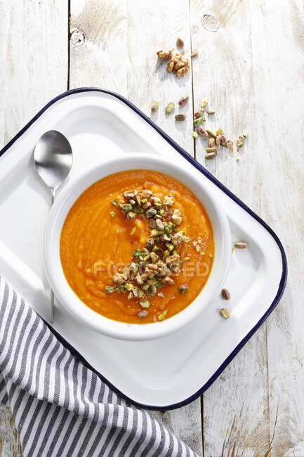 Zuppa di zucca con pistacchio e guarnizione di noci — Foto stock