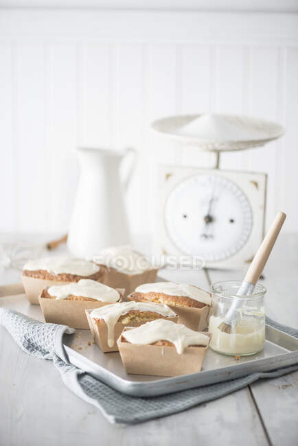 Gâteaux au pain glacé sur la table — Photo de stock