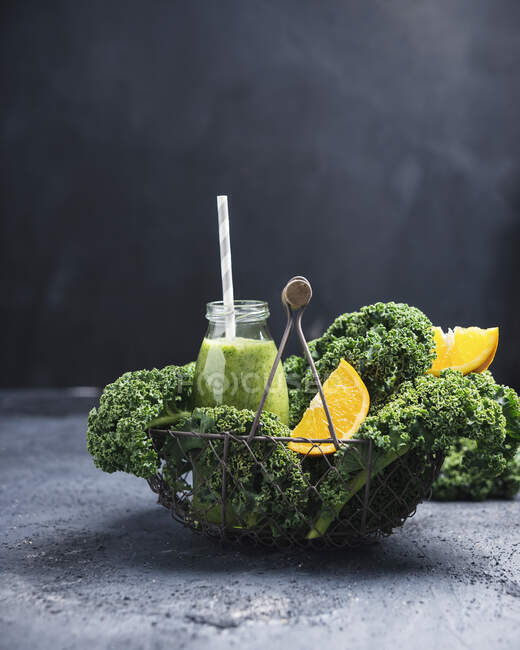 Close-up shot of delicious Vegan kale and orange smoothies — Stock Photo