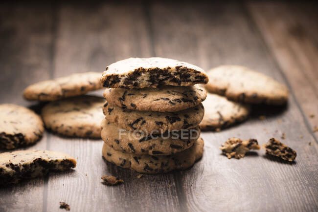 Biscuits sablés végétaliens aux pépites de chocolat noir — Photo de stock