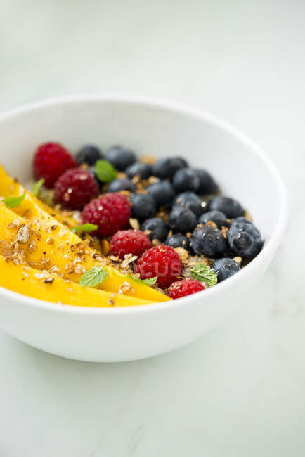 Porridge con bacche fresche — Foto stock