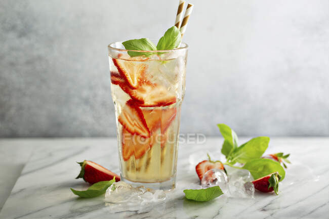 Iced green tea with strawberries and basil — Stock Photo
