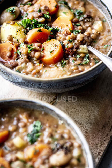 Soupe de lentilles végétarienne aux pommes de terre et carottes — Photo de stock