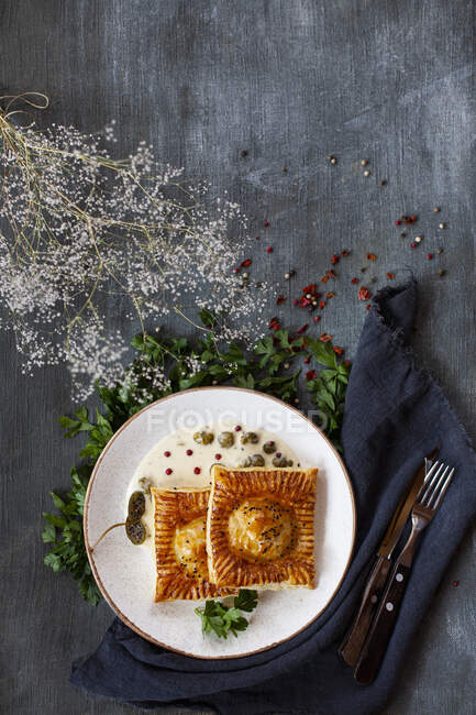 Puff pastry with trout lemon sauce and capers — Stock Photo