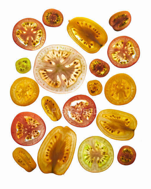 Conjunto de tomates frescos en rodajas aislados sobre fondo blanco - foto de stock