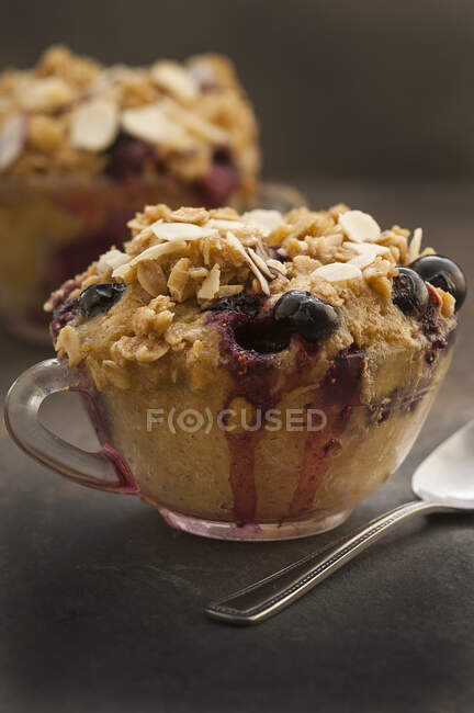 Primer plano de delicioso Microondas muffins rellenos de arándanos - foto de stock