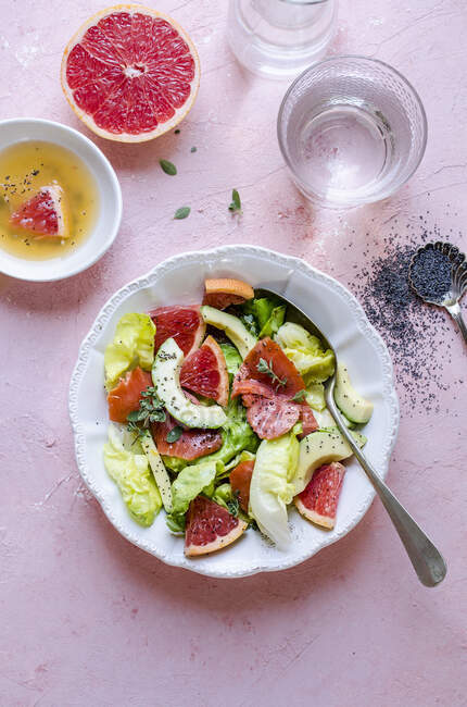Salmão e salada de toranja com molho de semente de laranja e papoula — Fotografia de Stock