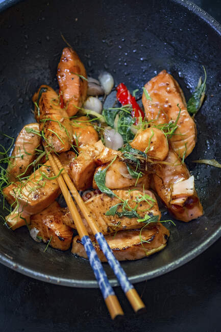 Fried salmon in a wok (Asia) — Foto stock