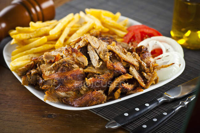 Giroscópios de porco grego servido com batatas fritas — Fotografia de Stock