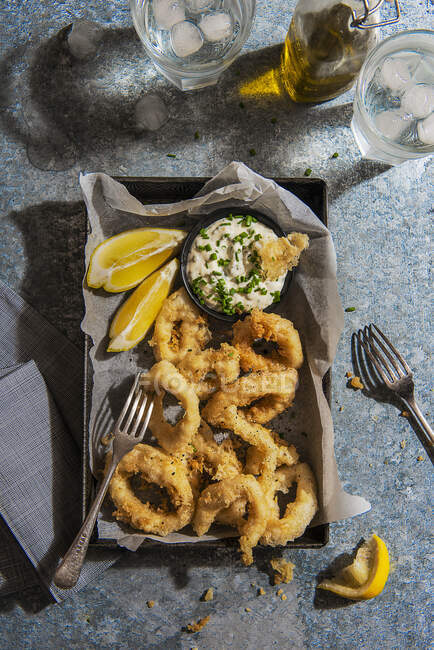 Squid in tempura bayyer with chive mayo and lemon — Stock Photo