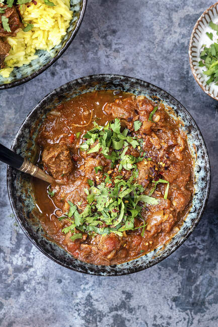 Beef curry with saffron rice — Stock Photo