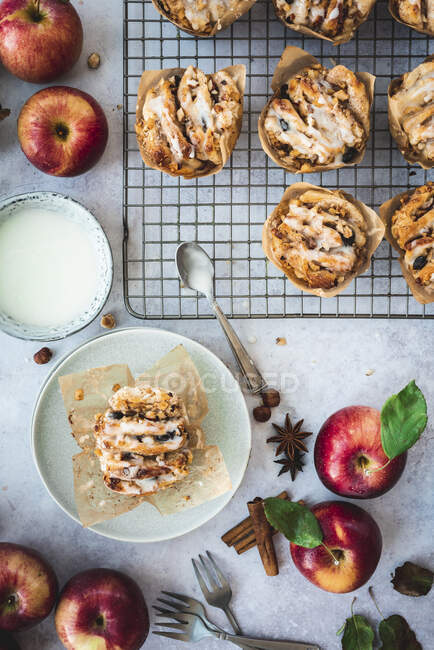 Muffins séparés aux pommes et aux noisettes sur une grille de refroidissement — Photo de stock