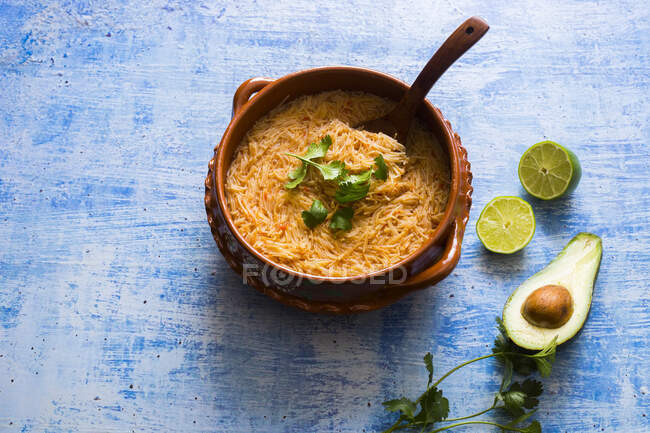 Sopa de fideo, мексиканский суп из лапши — стоковое фото