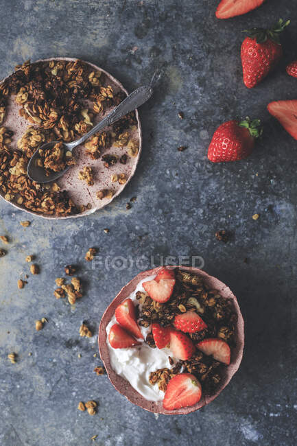 Granola con yogurt e fragole fresche sulla superficie di pietra — Foto stock