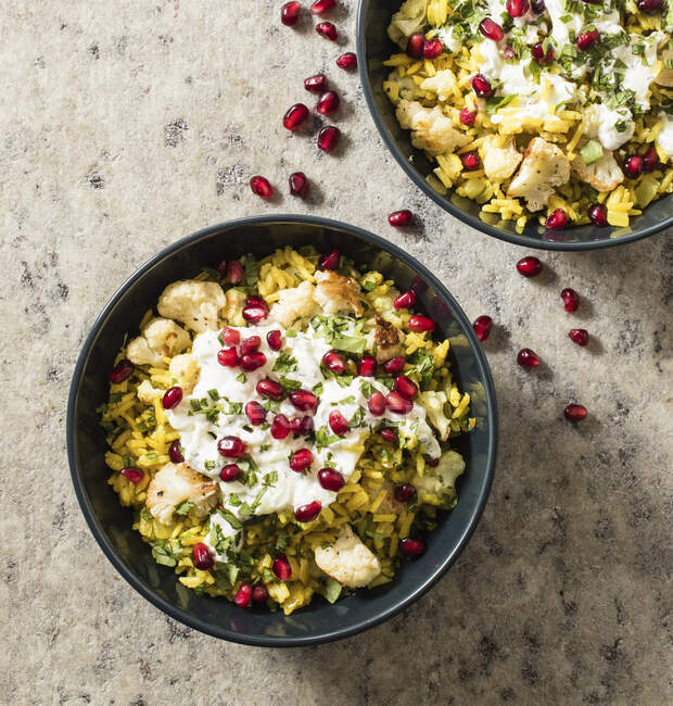 Spiced basmati rice with cauliflower and pomegranate seeds — Stock Photo