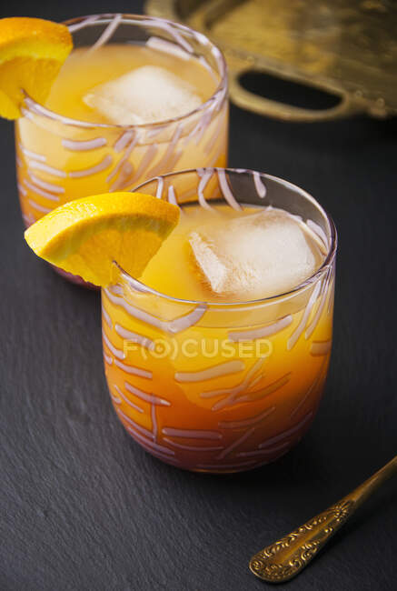 Dos vasos llenos de ponche de guayaba tropical - foto de stock