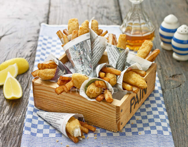 Fish and Chips als Fingerfood, eingewickelt in Zeitungspapier — Stockfoto