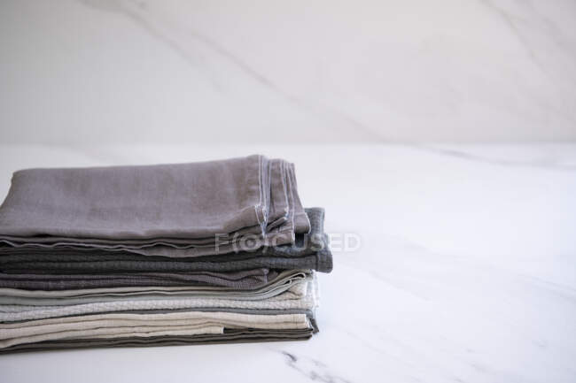 Serviettes en tissu plié sur la surface et le fond de marbre — Photo de stock