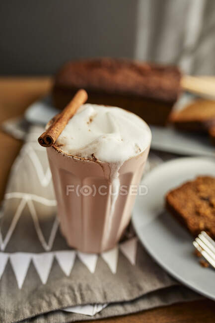Cappuccino com cacau e pau de canela — Fotografia de Stock
