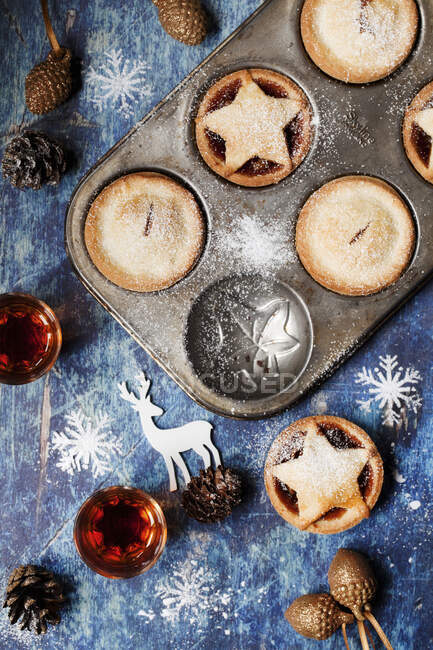 Overhead view of Mince Pies in Vintage Baking Tins — Stock Photo