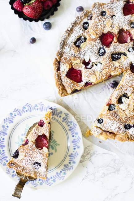 Bakewell tart with berries and sugar powder — Stock Photo