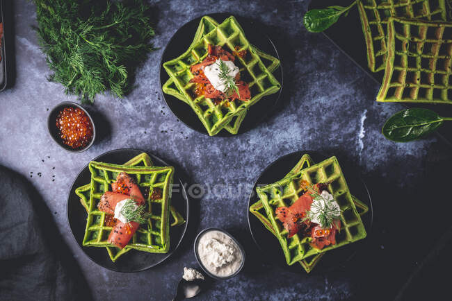 Шпинатные вафли с копченым лососем и хреновым кремом — стоковое фото