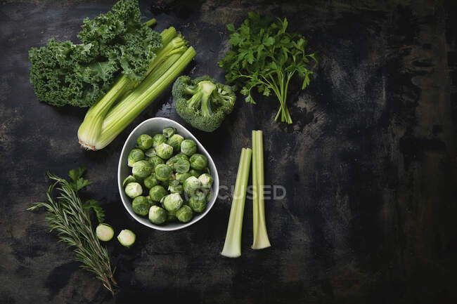 Verduras verdes crudas ecológicas - foto de stock